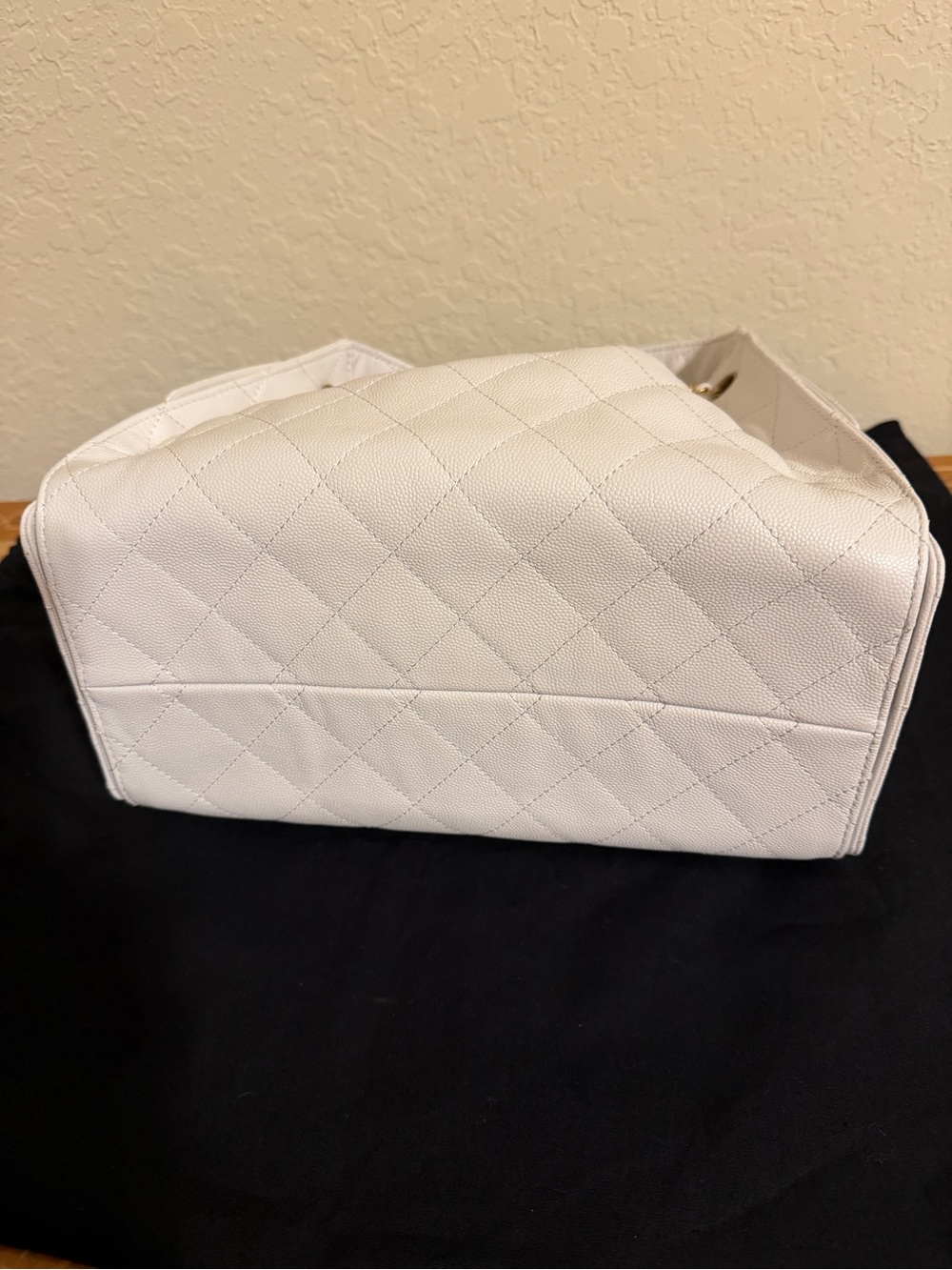 CHANEL 25 Hobo bag in white grained leather, small. - Picture 7 of 8